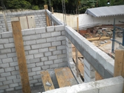 construção de paredes em alvenaria de vedação  do terreo.