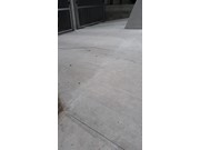 calçada de concreto acabamento vassourado